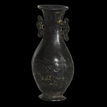 Vase en bronze � d�cor de taotie